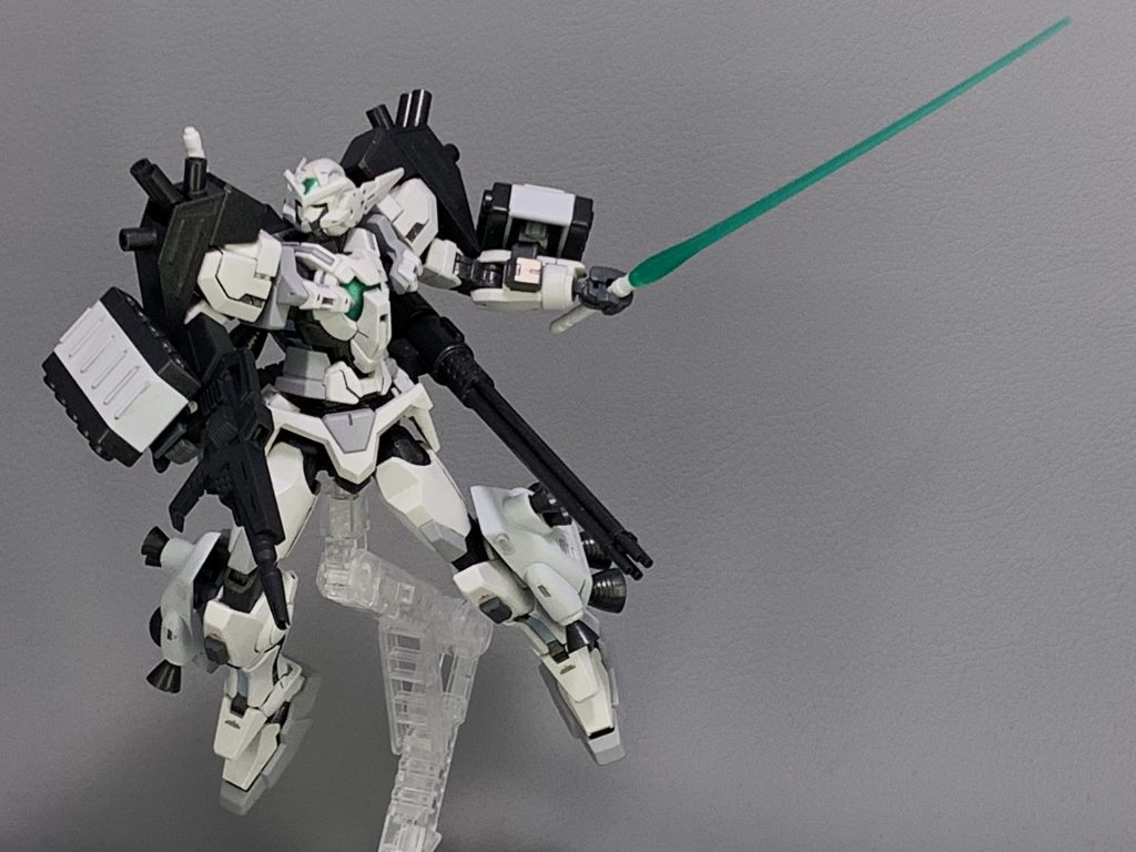 『アストレアB【フォーミュラD】』
F90のD装備を装備した形態。多数のミサイルで敵の陣形を崩し、ガトリングで弾幕を張りつつ素早く接近、装備をパージして格闘戦に持ち込むという、MSの王道戦法を効率的に行うことができる。
ビームライフルはEパック型を装備している。