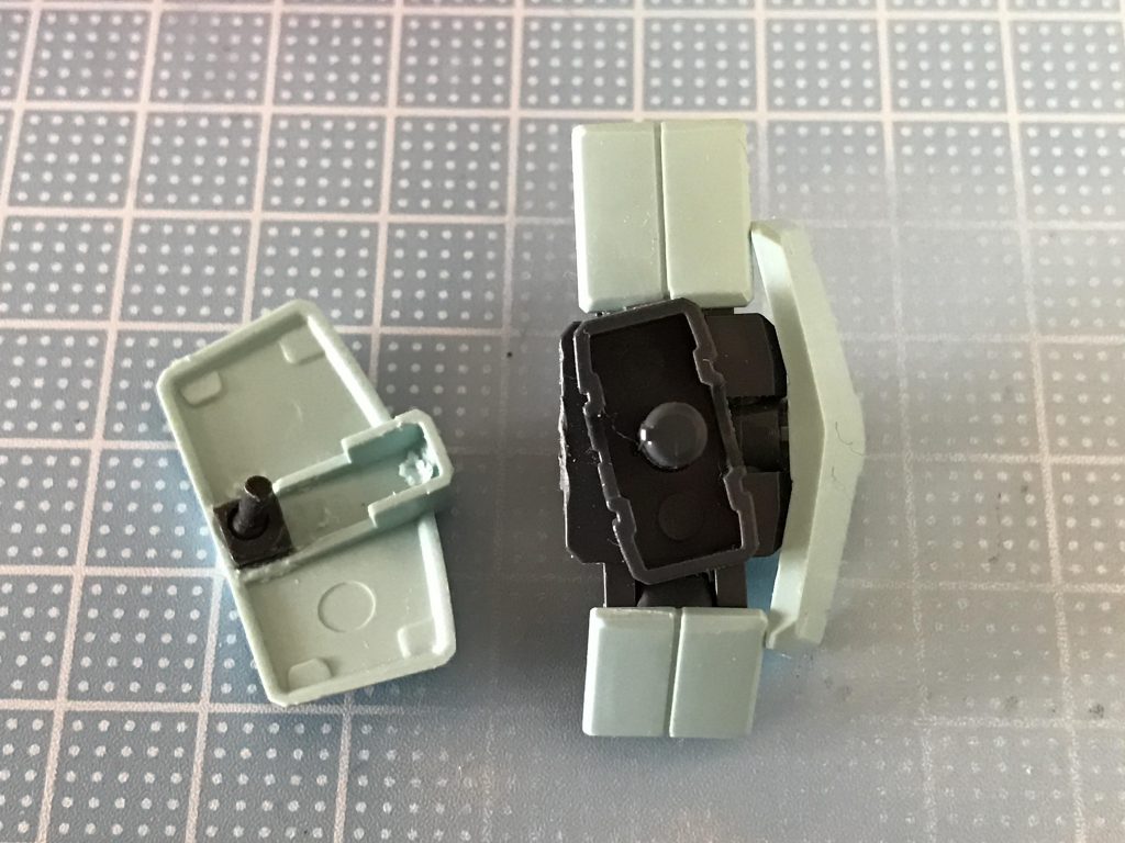 スカートは元々正面が上下可動で背面が固定だったところを、前後を入れ替えて背面を上下可動に、正面にボールジョイントを取り付けました。