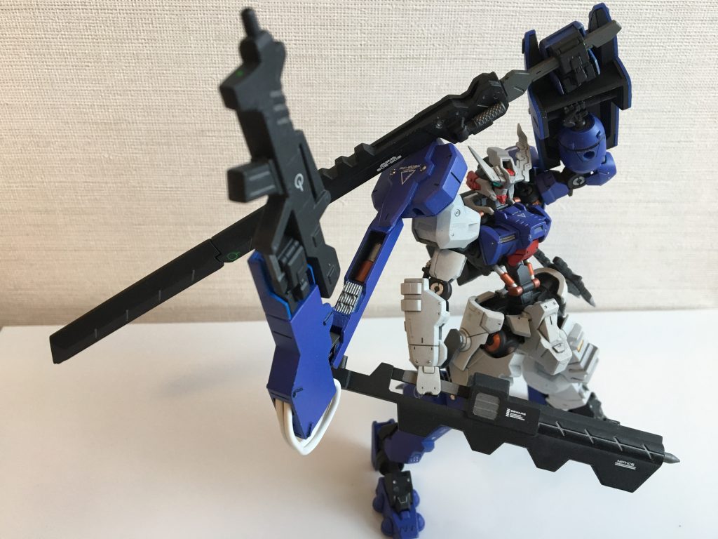 関節を強化したおかげで、このようなポージングも楽々出来ます。
多彩な武器と存在感のあるサブアームとサブナックルで見た目も楽しく、動かしても楽しいです。