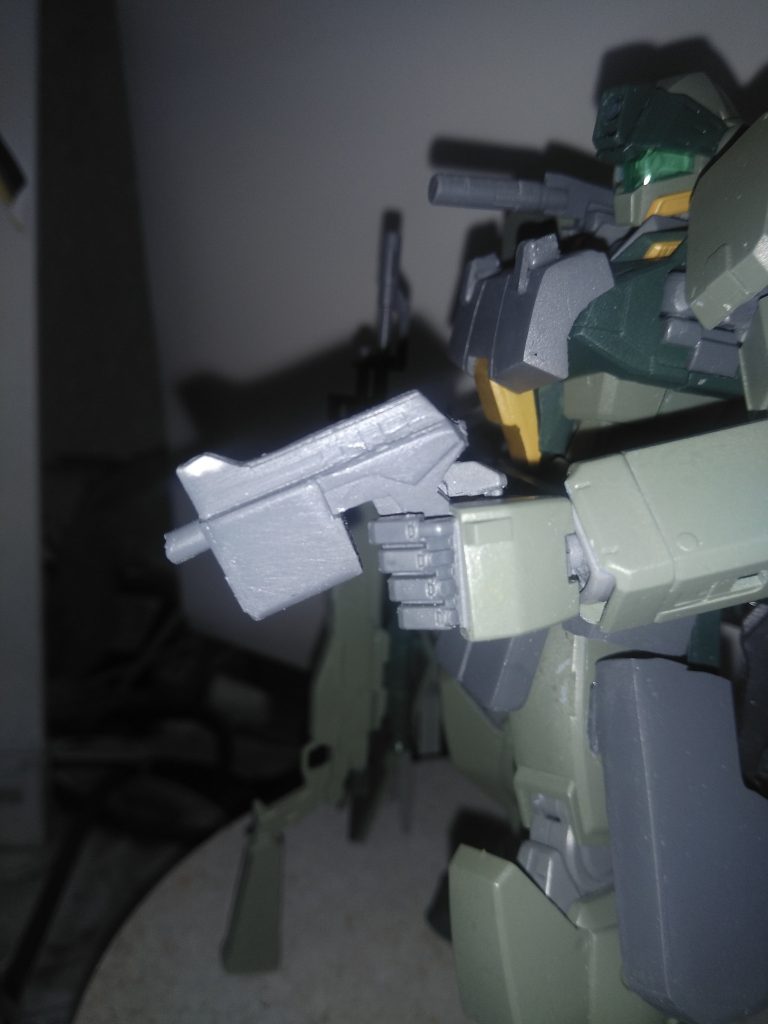 ハンドガンも自作しました。両側にマウントしてるので劇中再現可能です。