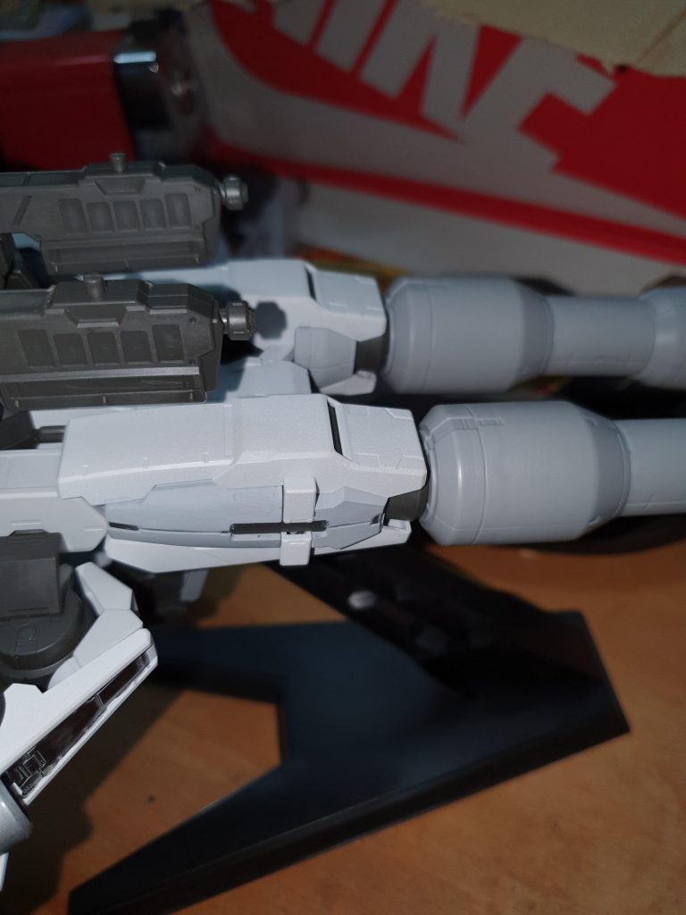 そしてブースターの所です。ちなみに、写真では 見えませんが 横の前腕の白いパーツは、スプレー塗装に失敗して雑な仕上がりになってしまいました。ここが反省点かな (   ´∀`)ハハハ