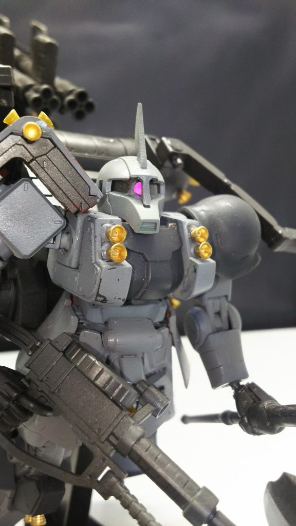 モノアイもクロスベースで光らしており、目の部分はクリアランナーをはめて後ろからの光が通るようにしてます