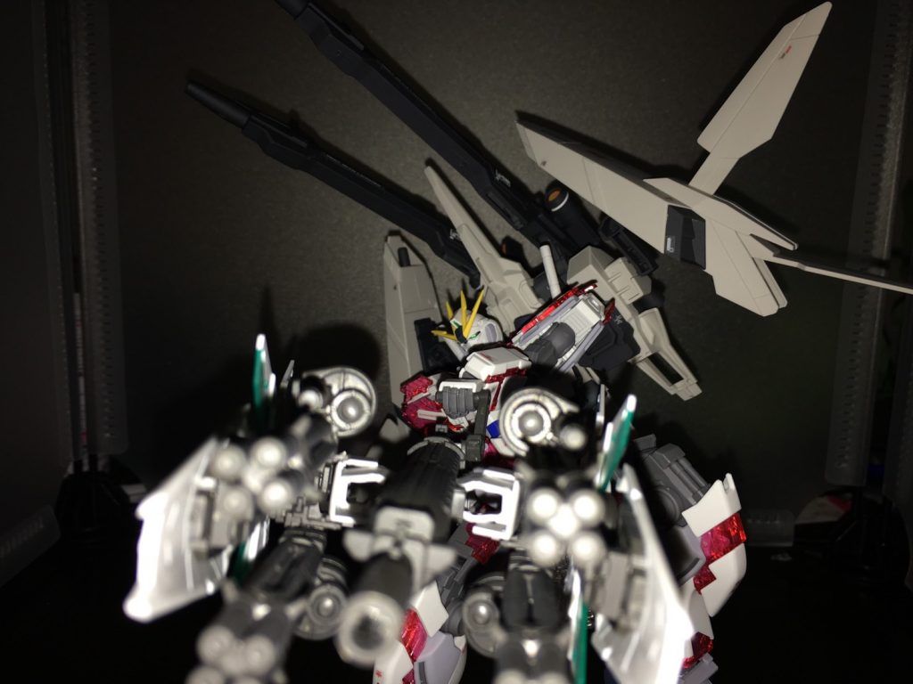 D装備専用のロングレンジビームマグナム。 左右にユニコーンのシールドとビームガトリングを装備し、必要に応じてパージ可能。覚醒時ユニコーン同様、シールドファンネルとして使用可能。