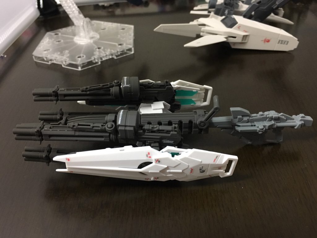 ロングレンジビームマグナムは、ガンダムエースの付録に付いてきた、試作型ロングレンジビームライフルとHGビームマグナム、RGビームガトリングシールド、ケルディムの腕を使用しミキシング。
重心が前の為支えが必要。または本体の重心を後ろにすることで、バランスをとる必要がある。
ビームガトリングシールドをパージした状態でも使用可能で、個人的にはこっちのほうが重心が前にならないのでおすすめ。