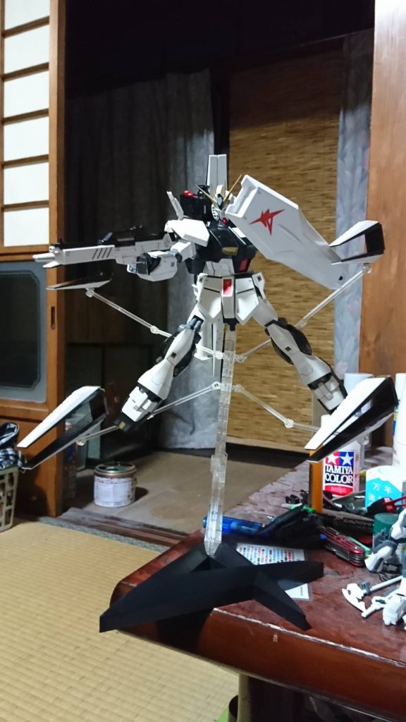 旧キットのガンプラとカトキ仕様の台座を改造してファンネルを飛ばせるようにしてます。