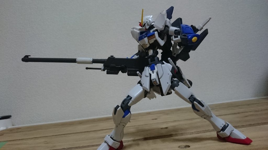 特徴的だった翼は思いきって諦め、代わりに背中の武装2種はそれっぽいものを持たせてみました。