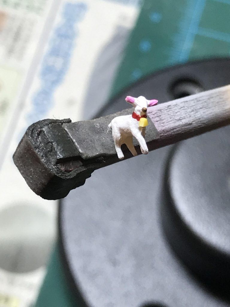 動物たちはNゲージ用の動物を使ったのでモビルハロのスケール感がかなりデカくなってます😆ww
んで、白いヤギがいてたのでやっぱ白ヤギといえば某アルプスらへんの少女のお話に出てくる『◯キちゃん』をイメージしたので『ユ◯ちゃん』らしく赤い首輪と黄色いランナーを細かく刻んで制作した鈴を拡大鏡と友達になりながら接着してあげました。
もちろんこの『ユキ◯ゃん』は主役級なので目立つ右足の上に陣取ってもらってます🐐