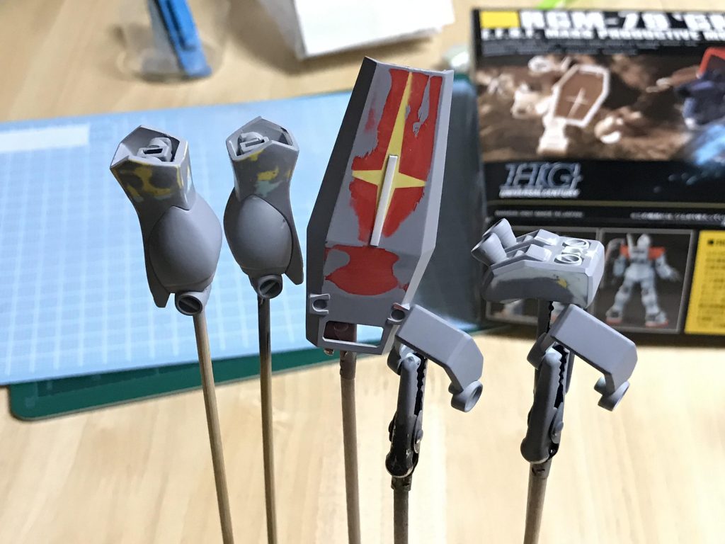 穴や段差、しつこい合わせ目にはポリパテを盛って整形しました。