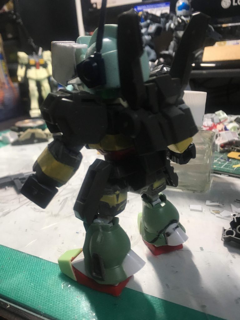 脚はスラスターを追加しただけで、形がジェガンの脚に近かったので、ほぼそのままザクですw