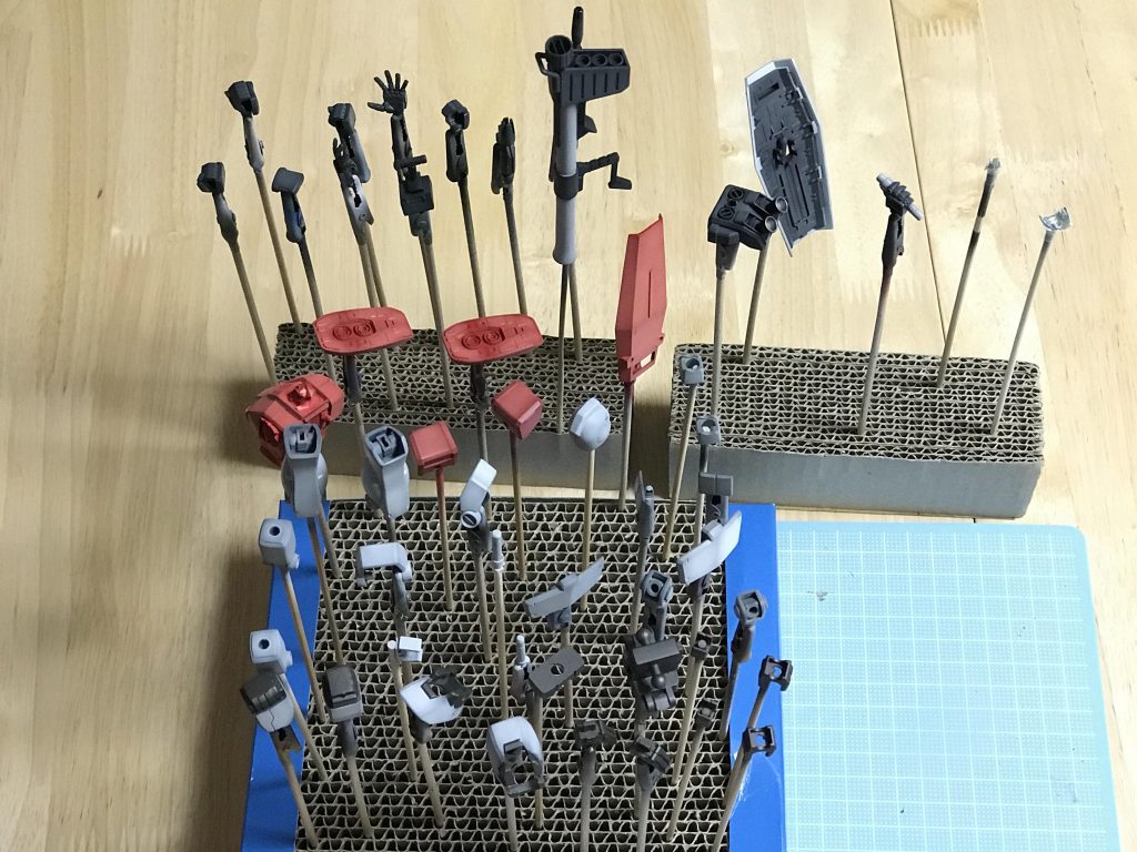 分割されているパーツが少ないので、マスキングを繰り返してエアブラシで塗り分けました。