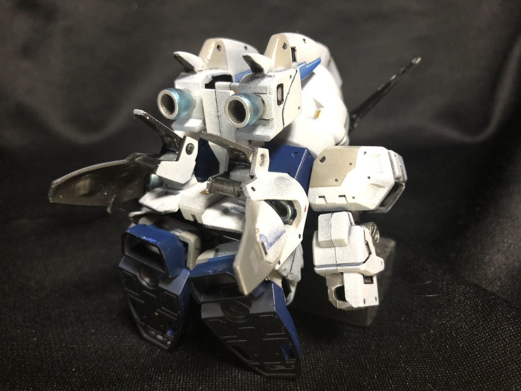 背面を少し多めに。今回は影部分を黒で塗り潰しています。