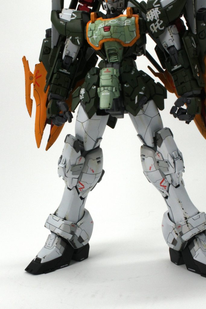 スカート部はひび割れ感をイメージしてプラ板でディテール作成しました
膝、脹脛部も筋彫りを追加し、塗り分けています