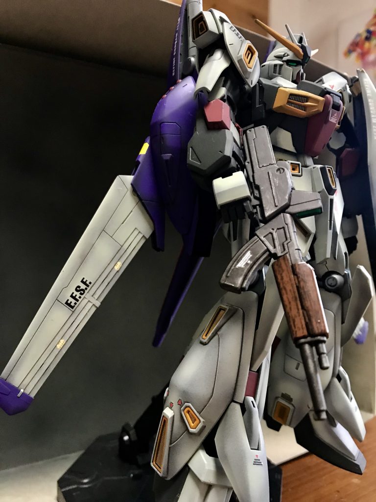 それっぽくグラデーションをかけてエッジとモールドに影をつけるようにしております