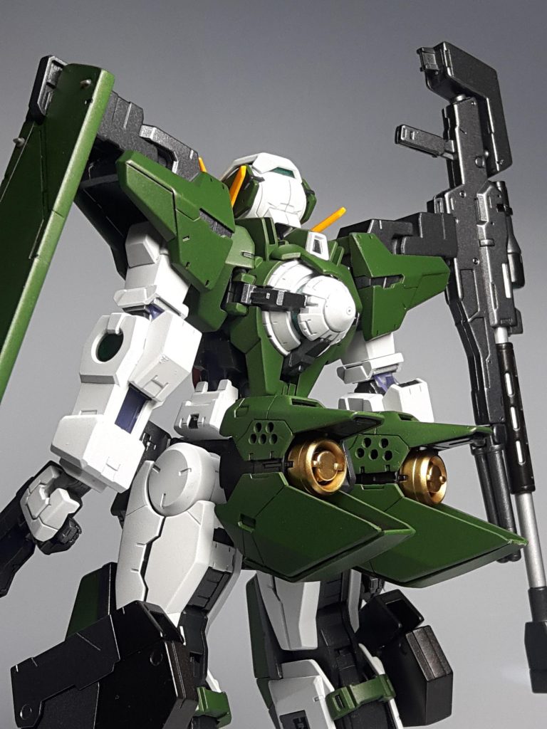 ビームサーベルはオミットして、予備パーツ切り刻んで対称にしてます♪