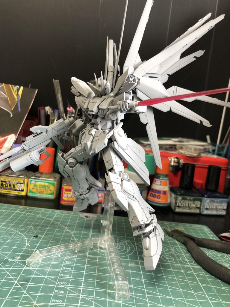 ちょっと飛んで、サフ。 この段階でTwitterに上げたら、あるすごいことしてるモデラーさんに褒められました。 どう見てもこの後フリーダムカラーになる事が予想できるのでは？完成してもつまらないのでは？これがピークなのでは？とか悶々とし始めたら、これ見た人の予想を裏切りたくなりました。あまりいないと思いますが…。 考えながら初期プランはブラさず作り進めることこの投稿4日前、閃いた。 サムネとタイトル。 以下徹夜続きでどうかしてしまった自分の妄想。作中にF:ナラティブが出てクライマックスはコレで戦う設定。 ネオジオングに拘束されてるのを振り払うフェネクスをF:ナラティブに置き換えて。 どこからともなく聴こえてくる声。 リタ「次に生まれ変わるなら私、鳥になりたいな。ヨナは？」 ヨナ「君が鳥になるなら俺は、俺も鳥に…」