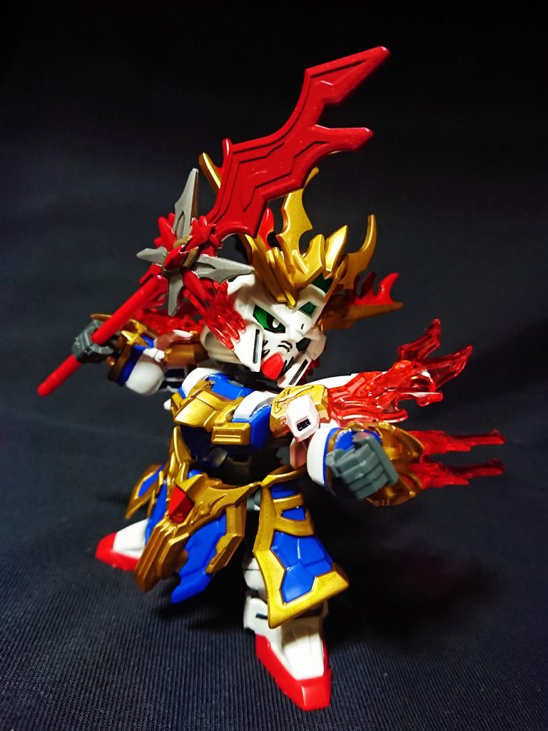 劉備と関羽同様にシールで補えない場所や、足らない箇所を設定通りでの塗装メインで制作してみました。
塗装が必要な箇所については今回はかなり多く難易度も上がります。
肩クリアパーツに金と白。
腕は真っ青のため白の箇所が7割ほどと金とグレー系統色。
胸部はマシンキャノン部分を白に。脇腹を赤に。
後ろスカートは金一色のため青系統色を。
角の炎のような部分はモンザレッドやメタリックレッドがおすすめかと思います。
他2体より塗装箇所が格段に多く、特に細かくなっているため難易度急上昇でした。