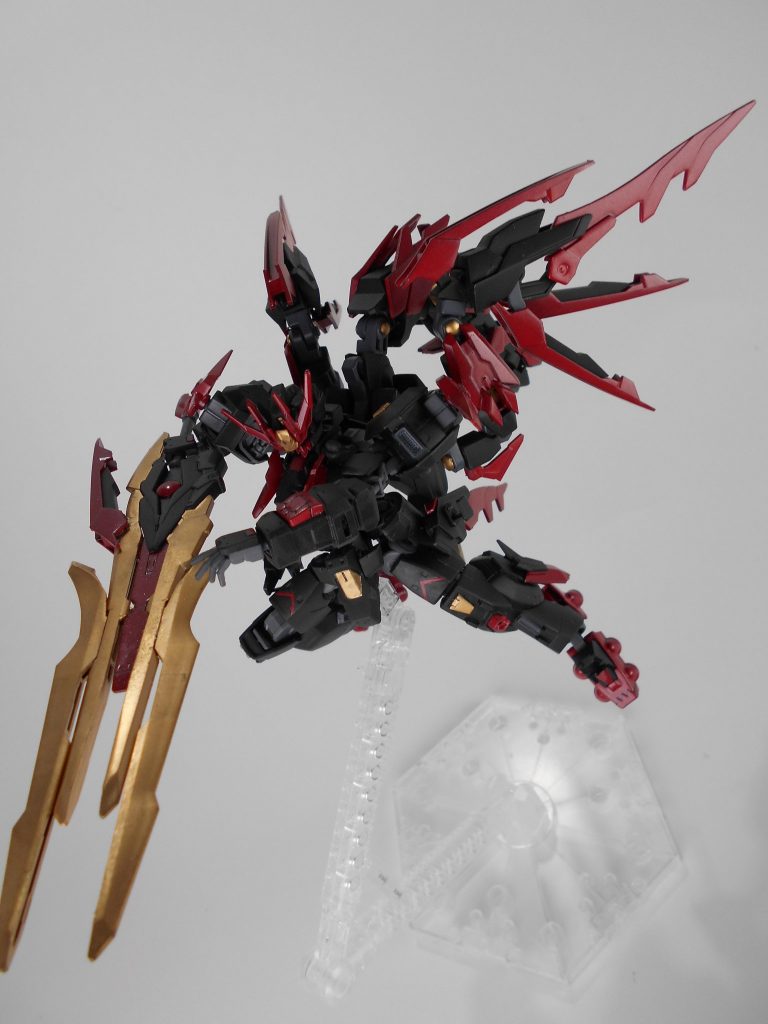 シュトゥルム・ウント・ドラング改・「ルーア・シンセシー」。EW版エピオンが使っていた機能を再現し、翼を展開することでディフェンサーモードに加えてスラスターを付け、高起動時にも使用できます。その代わり、スラスター機能を追加したため、原点の機能よりも発動時間が短く、照射し続けるようなビームを全て弾くといったことが出来なくなり、短い時間弾いているうちに照射の軌道から逃れると使用方法が変わっています。
ルーア・シンセシーはギリシャ語で「熱分解」の造語です。