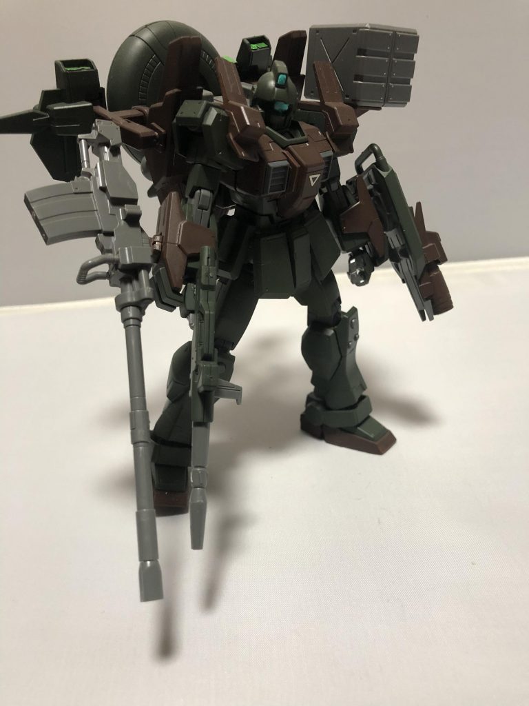 従来の一般配備されている量産機をエース用にカスタムして運用されていそうな機体です。こちらはセンサー類やバーニア、装甲が強化されているほか、ビーム・ライフル、ミサイル、スパイクシールド、ロングライフルを装備しています。