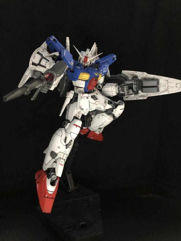 種ポーズをば。ライフル本体はガンダムマーカーのガンメタ、スコープはクリアパーツなので裏側にクリヤーレッド+シルバーで裏打ちしました。