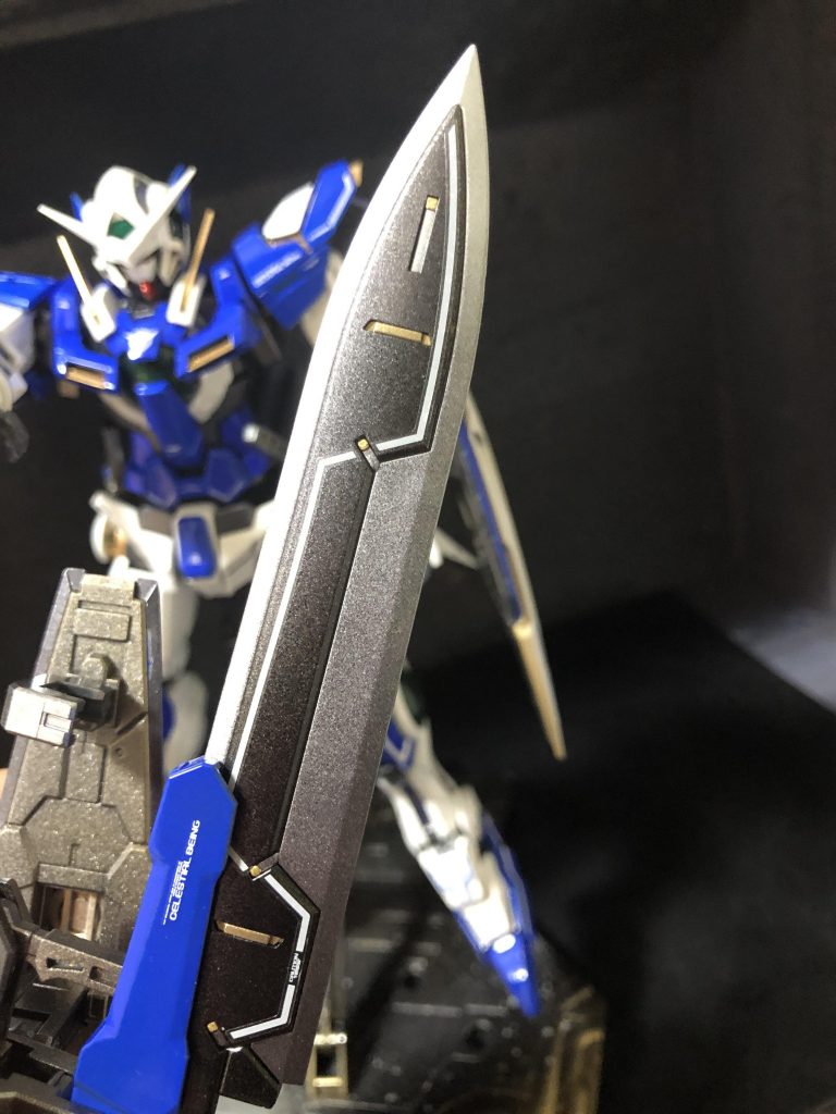 刀身は根元から刃先にかけて明るくなるように少しグラデーションをかけてみました。