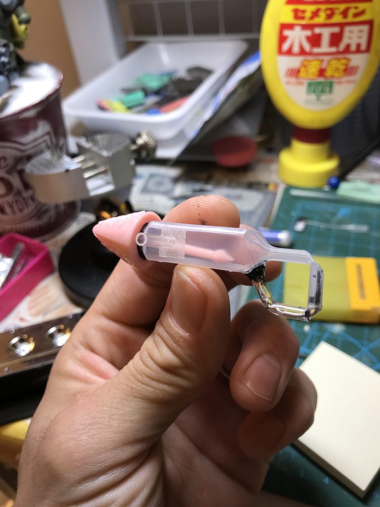 実はドリルはお弁当用のピック(ミニトマトに刺したらアイスクリームに見えるやつ)とスポイトで作ってます。
スポイトの持ち手側を切ってピック固定。
吸い込む先の部分を熱を入れて90°曲げて足りない部分は3mmプラパイプをつないでパテを盛ってドリルの持ち手にしました。
ドリルの先端のスパイラルの部分もピックにエポキシパテ盛って成形してます。
スポイトの材質的に接着しにくいわ、塗装乗りにくいわで苦労したので未だに一番デリケートな部品です💦 
何気に上の靴底とのアップの写真で本体側面にスポイトの名残の目盛りディテールが…ww