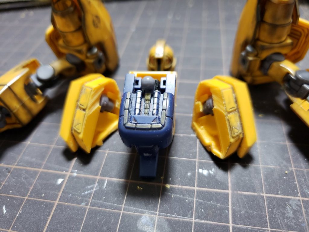 上半身をボリューム調整したいので、ノコで分割。
パーツ位置の微調整が難しい。