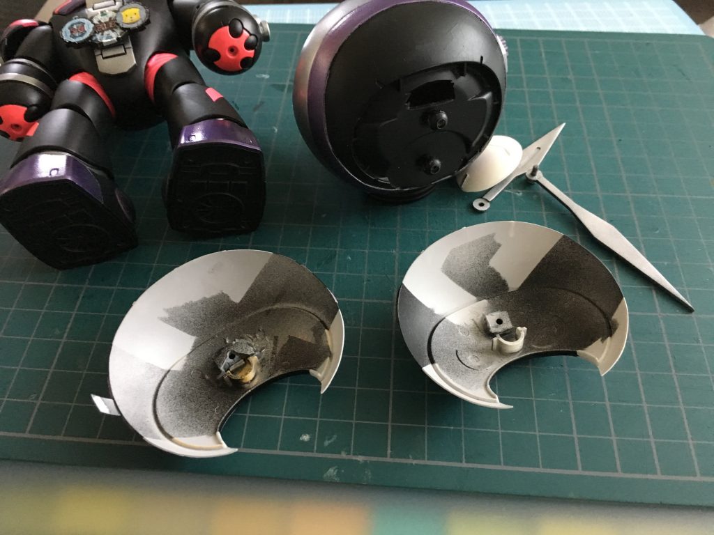 バキュームフォームしたパーツ。
全部で4枚バキュームし、2枚は顔部分に、残り2枚は顔の文字に切り取りました。
ベアッガイの顔パーツに接着してるので、顔の交換は、ベアッガイの交換機構をそのまま利用。
裏は汚い。