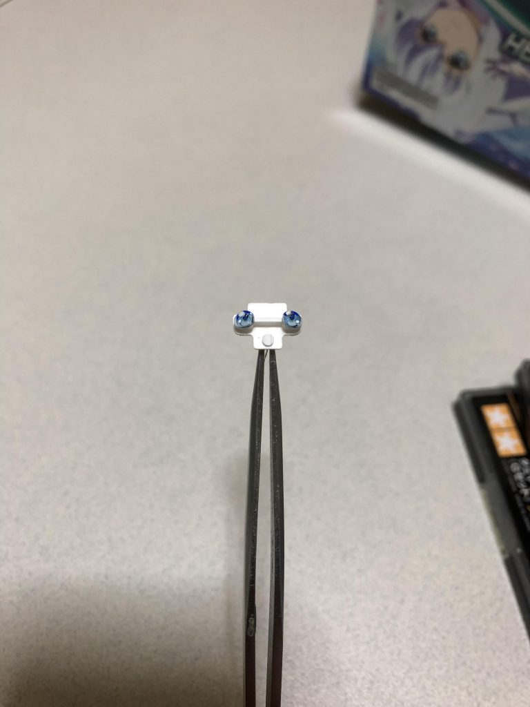 アイパーツはシールでは無く塗装