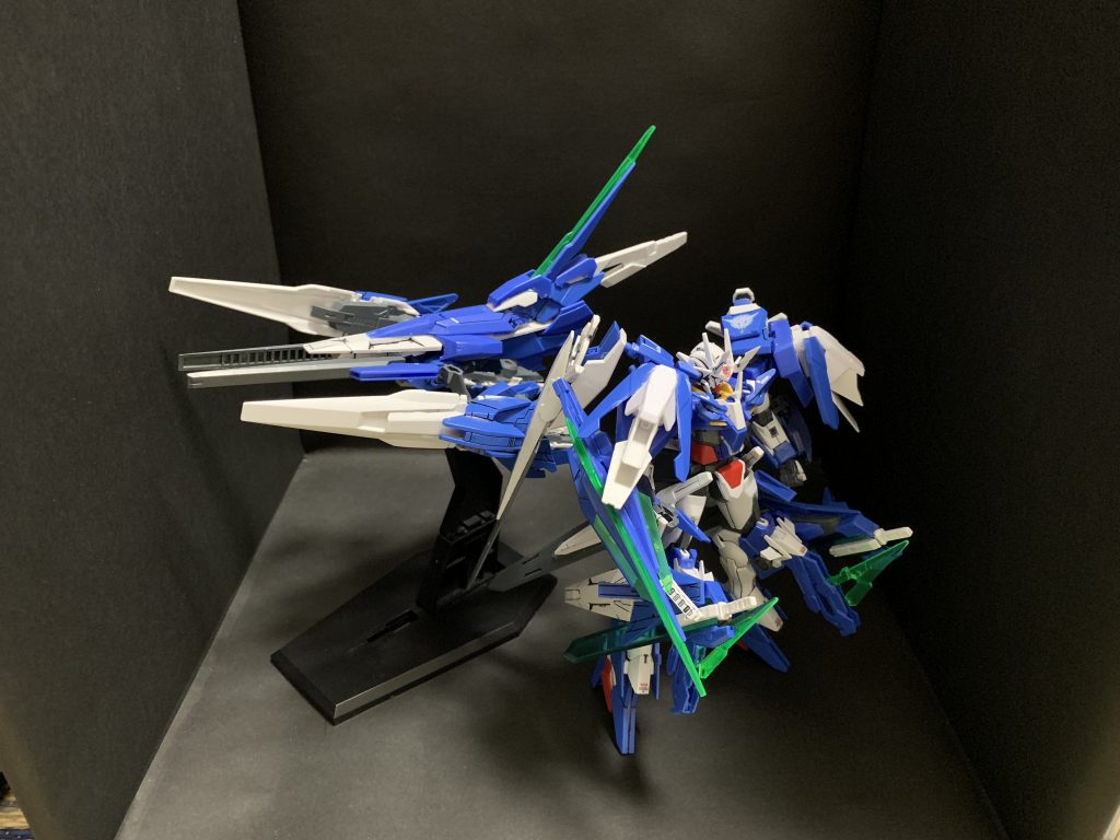 GNバインダービット支援機形態（コンポジットGNシールドIIとドッキング）近接戦闘時には本体とドッキングして機動力強化とともに武装の補充も行うことが可能。単機としても戦闘力は高いため、分離後も継続戦闘は可能である。