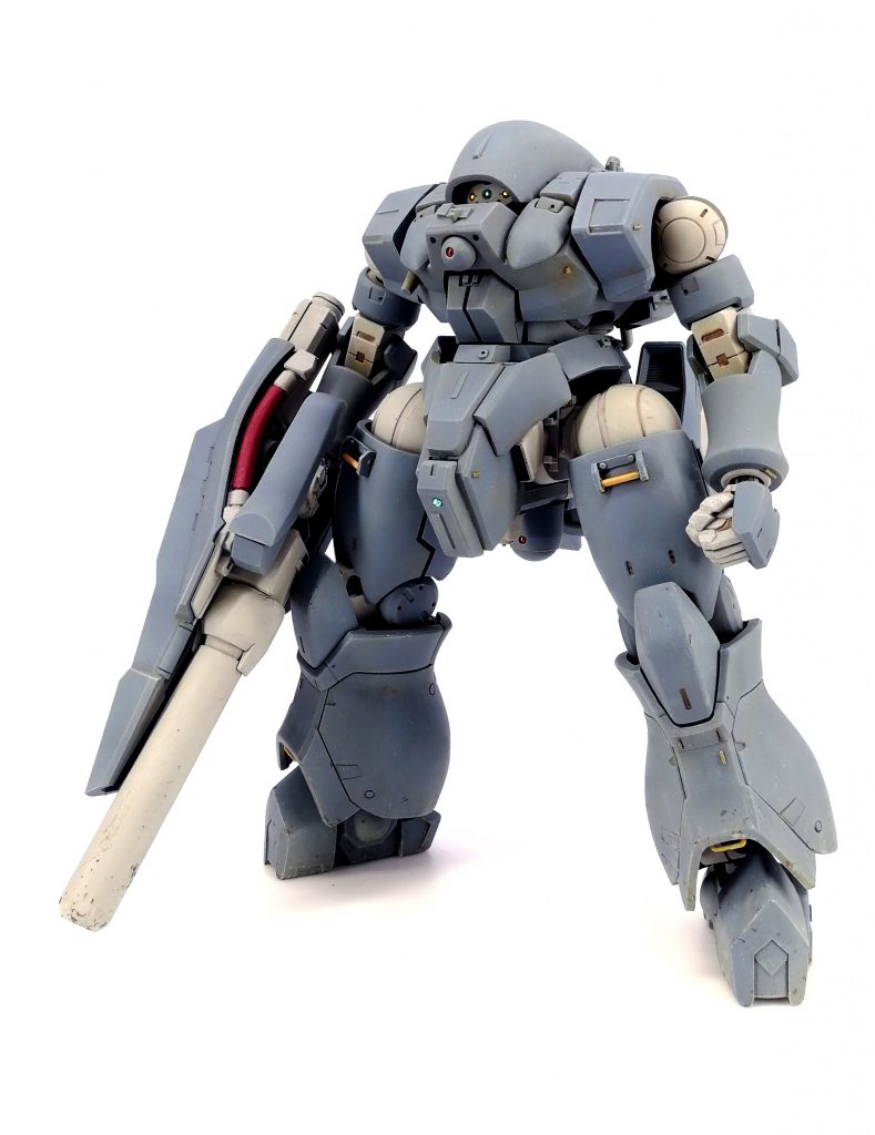 胸と股下と背中の蛍光ピンクは光学式アクティブ防御ユニット。キュイっと動いてレーザーで迎撃。
緑と黄色は光学系センサー。
股間前部の出っ張りは全体的にセンサーユニット。

頭はケンプファーの腕の中にエルフブルックの顔が入ってます。

胸はジャハナムの胸の左右にジンクスの胸を配置。ネオジム接続なので肩に合わせて若干可動します。
パンツはガーベラテトラの股間を切った貼った。

足は旧ザクを短縮してガンキャノン初期型の足首にバルバトスのパーツで靴を仕立てました。
腕はまんまリーオー。肩部分はマックナイフの肩球で接続。