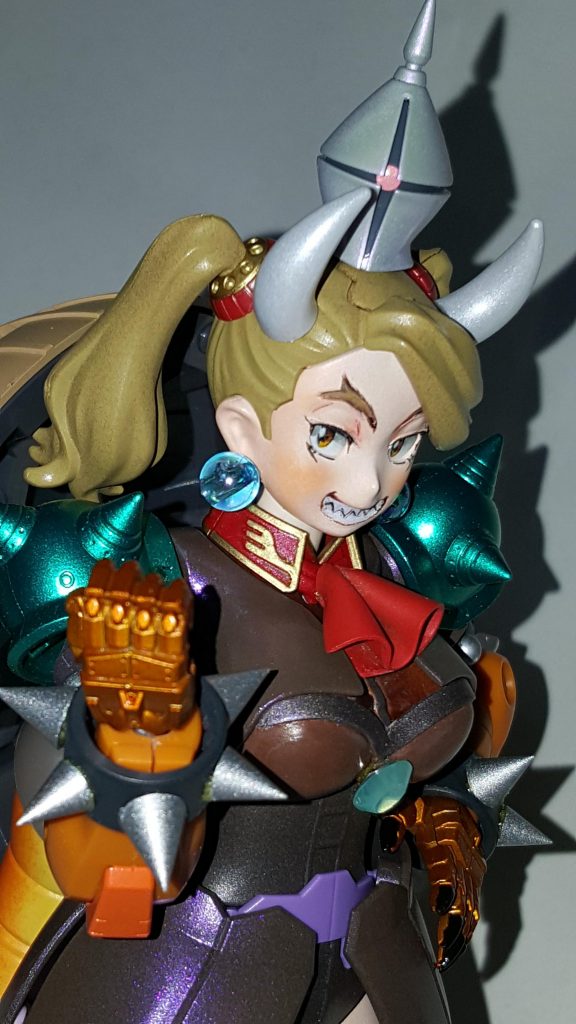 頭に王冠のように載せているギャンの頭は、ナビゲーターとして機能します。
名前は「大佐」。
勿論、マ・クベの声で戦闘をアシストします。