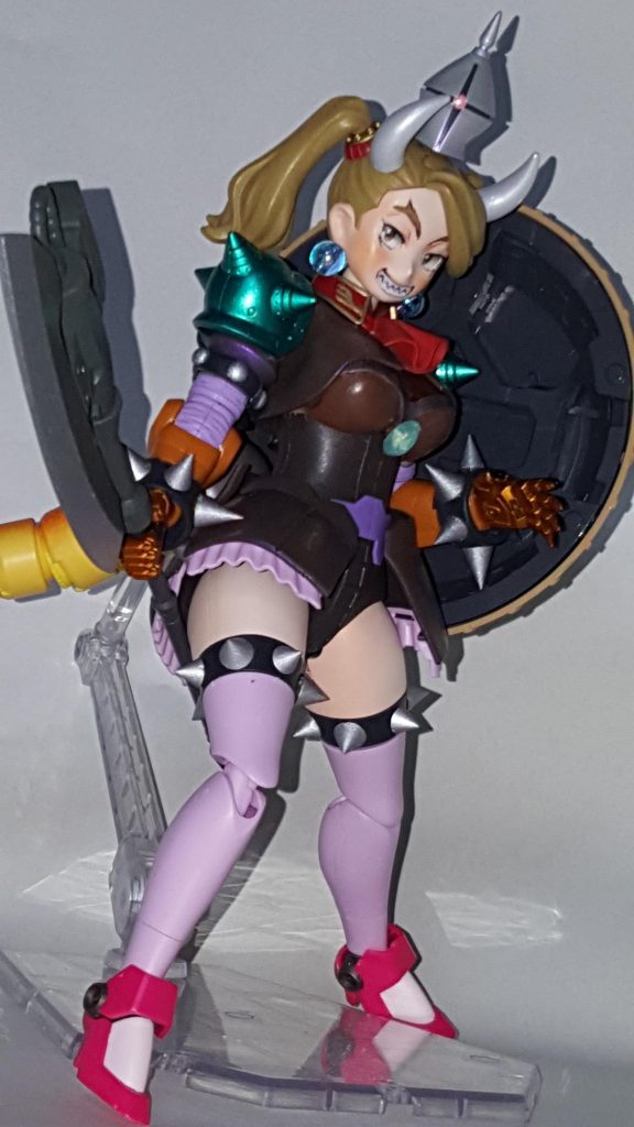 戦闘時は、背中のシールドが側面まで回り込んで盾になります。