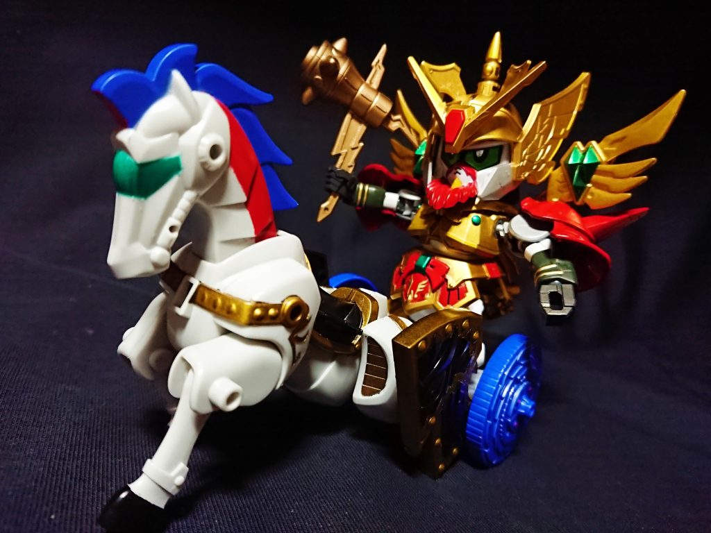 劉備に協力する異民族の蛮王。
孟獲とは蛮族の王の座を争う好敵手だが、仲が悪いわけではなく協力的な関係にある。
雷蒺藜骨朶を手に愛馬 破駆里に乗り戦場を駆ける。
そして車輪馬 破駆里は沙摩柯ゼウスにしか手懐けられなかった暴れ馬。
何里でも駆け回り踏破するという意味でこの名が付けられた。
戦場で後ろ足を失くし、新たな足を取り付けられたが以前よりパワーが増した。