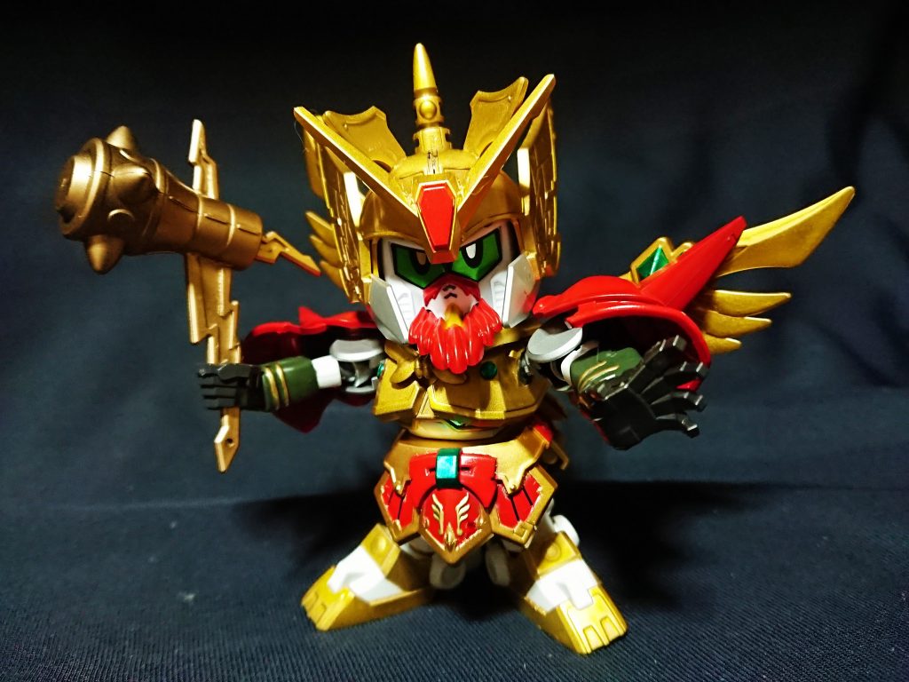 沙摩柯は赤い顔にボサボサ髪で素足、武器は鉄蒺藜骨朶というトゲ付き鈍器という人物のようで、そこに合わせてゼウスが似ていると思い演者としました。
イカヅチハンマーは雷蒺藜骨朶という名称にしました。