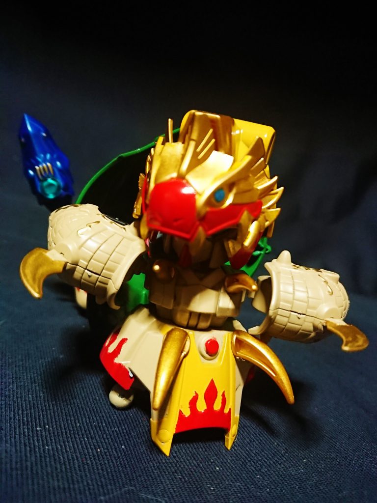 蛾遮塞コブラの戦闘形態、魔蛇形態です。
魔蛇形態は額の前立てを下ろし肩を前へ、腕と武器を繋げることでコブラ状となります。
拳は肩に、足首は背部に収納するので余剰はありません。