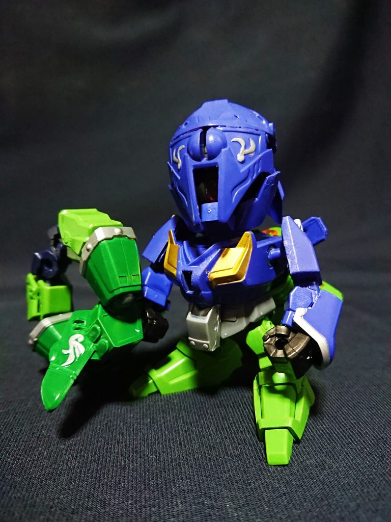 何儀メッサーラ
仙術、法術、妖術により甦った黄巾武将。
大型の円月輪を武器に黄天ジ・オをサポートする。彼はオカマではない。

前述の余ったパーツですが、見事に1体分＋αとなったので追加武将としました。
さらに余った雷太鼓と張角腕を組み合わせ武器(円月輪)としました。
新武将ということでオリジナリティを出すため、帝国序曲氏のメッサーラを演者としています。