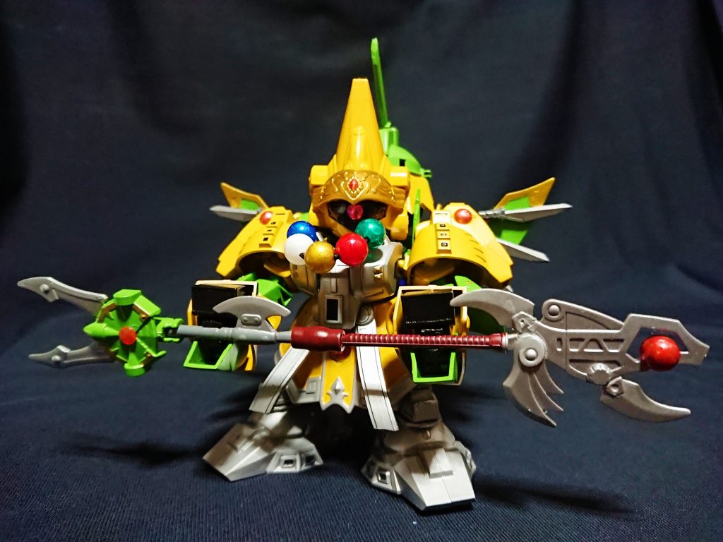 本来腰部は張梁メッサーラですが、袁術の腰パーツが分離時の張角の腰に似ていたことや、後ろ側も黄天ジ・オに使えそうだったため張角の腰を使用しました。
拳については最初はハンドパーツを付けるつもりでしたが、あまりに似合わなかったためクロー状の拳としました。
BBジ・オの隠し腕のパーツを隙間に付けることで武器も保持させることができます。