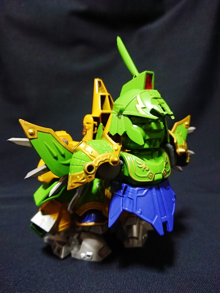 背部は龍飛合体のように張兄弟のパーツを背負ってジ・オのバックパックを再現しました。
これも余剰対策となっています。