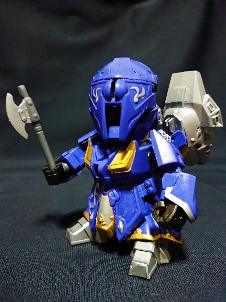 張梁メッサーラ
合体時は足と頭部を構成します。
上半身が余剰になります。
もっとも形状に悩んだのがメッサーラで、特に胸に埋まったクロー状の頭部の制作は夢に出るレベルで頭抱えましたw
そのためBB版→アニメ版のような感じで無理やり頭身を合わせています。
ジ・オの頭部を腰に付け、背部の重さを支えると共に余剰対策としました。