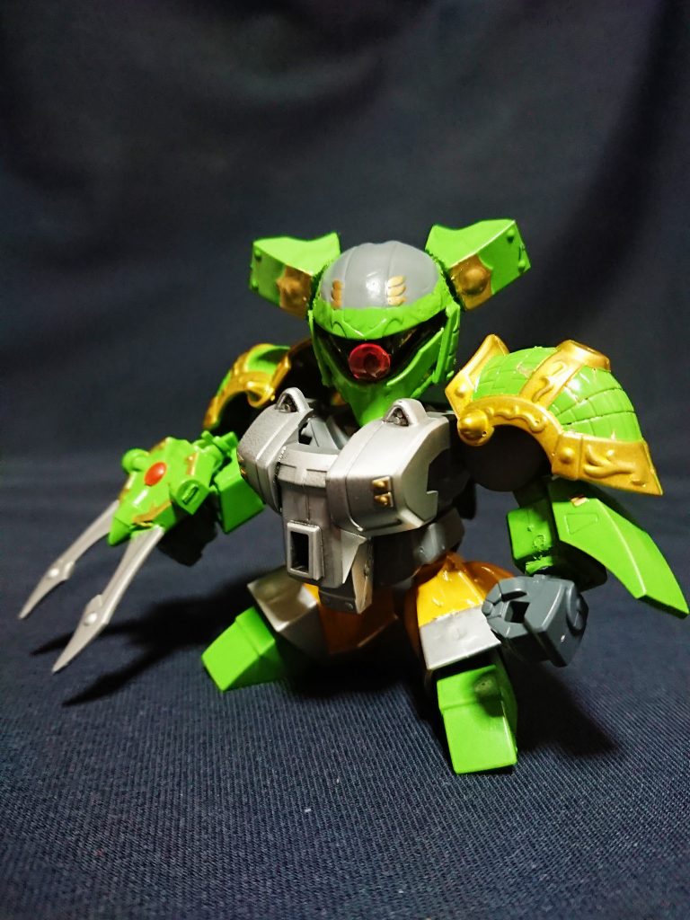 張宝ボリノークサマーン
合体時は胸部と腕を構成します。
腰と頭と背部の雷太鼓が余剰になります。
頭の形状と何故か雷太鼓の使用パーツに悩みました。(見づらいですがちゃんと背負ってますw)
手甲は腕に付ける仕様から持たせる仕様に変更しました。