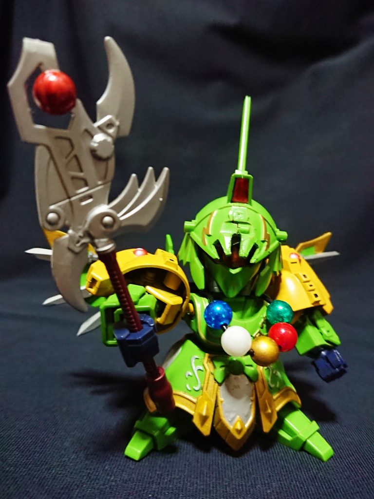 張角パラスアテネ
合体時は腰、肩、バックパックなど大半を締めるパーツ構成となります。
余剰になるパーツは腕と足になります。(余剰については後述)
五行玉はアクセサリー用のビーズを塗装しています。