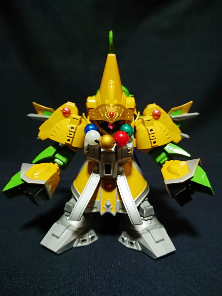 ノーパテノープラ板の限界に挑戦ということで、どこまで再現ができるのか試してみたくなりました。(穴埋めのみパテ使用)
三国志でもZ本編でもボスキャラですがキット化に恵まれなかった武将です。
勇者ロボ並みのかなり大胆な合体方式かつ制作の制限があるため合体方法はアレンジしています。