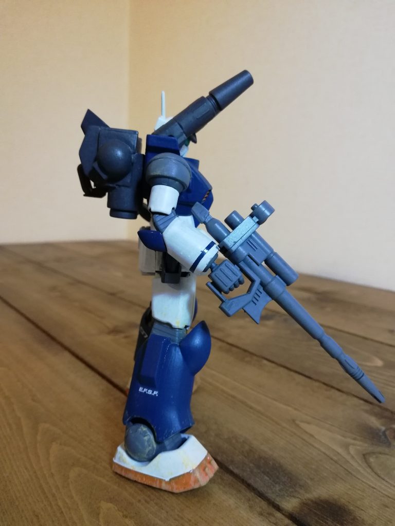 今回の一番のアピールポイントであるバックパックは、ガンキャノンのものを基本にプラ板とジャンクパーツを組み合わせています。
途中まではパイプ等を密に入れていく予定でしたが、いまいちだったので止めました。