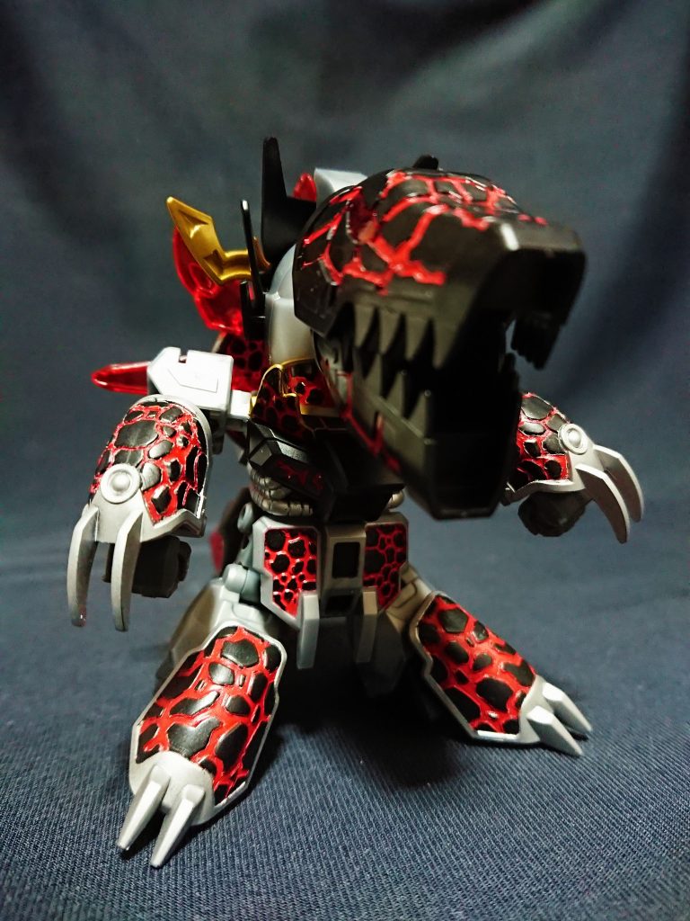 凶竜形態も塗装するかしないかでかなり印象が変わります。
プロヴィデンスのわりにバックパックの小ささが逆に目立ちます。