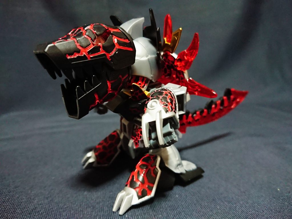 塗装難易度はかなり高く、しなければ黒とシルバーのみで非常に地味なため、未塗装派にはオススメできませんw
一切筆塗りをせずマスキングのみで塗装したので、溶岩部分は筆塗りを推奨です。
ただ昔のBBを彷彿させるギミックや完成させた時の満足感、カッコよさは本当に値段以上かと思います。