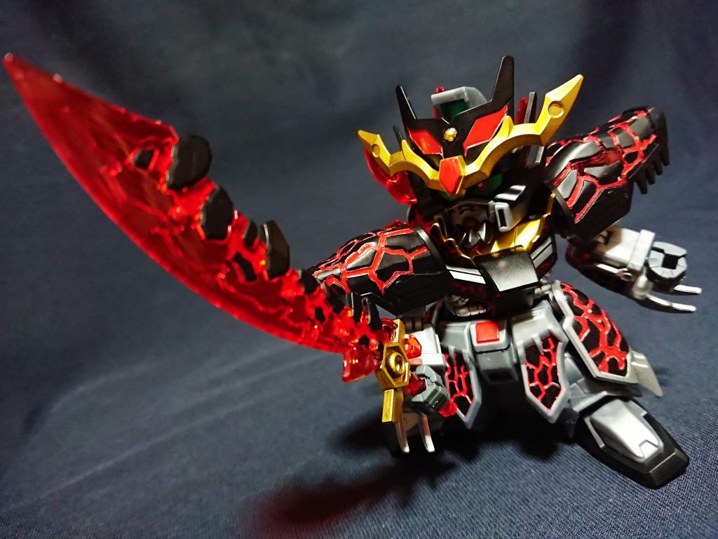 創傑伝は今まで通りシールで補えない場所や、足らない箇所を設定通りでの塗装メインで制作してみました。
塗装が必要な箇所についてはまず赤色が必要な箇所が多く、肩、腕、胸、腰、襟など溶岩の部分、兜の目と角飾りの中央、焦熱刀の黒パーツの隙間となります。
次に腕甲と腰サイドの縁、脇腹ダクト部、バックパックの武器懸架部をシルバーに。
そして腰前垂れとバックパックの溶岩部分に黒塗装が必須となります。