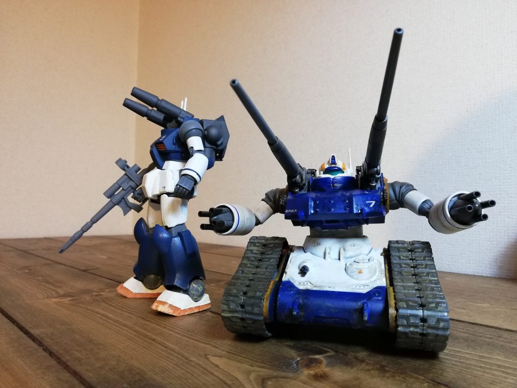 ガンキャノンと同じカラーにするつもりが、青が少し明るくなり過ぎました。
今回は油絵具を使って、かなり汚しています。しかし、写真だとはっきりしませんね。。