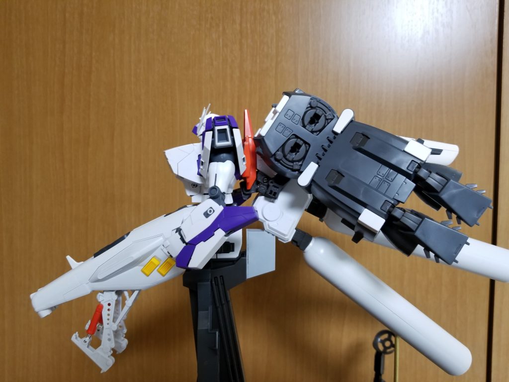 台座基部の追加は↑のような形で行っています。この後さらに支えになるパーツを製作し、追加しています。
終始大きさと戦いながらの製作でした。特に、すみ入れ、デカールにはそれぞれ3日以上かかり、なかなか完成までたどりつけない、終わりの見えない戦いでしたが、無事イメージ通りの形に完成させることができました。