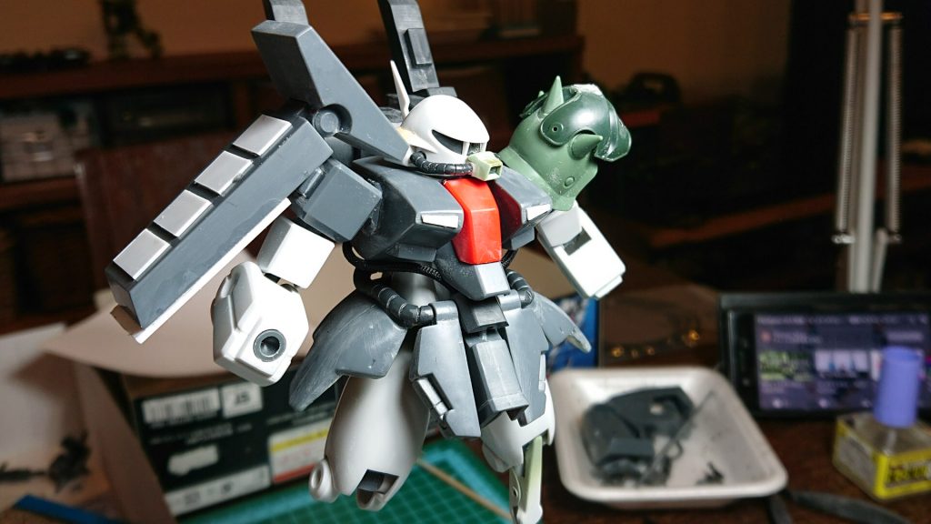 アゴはハードグラフ版ザクⅡから頂きました。アンテナを後頭部に移設して、側頭部のアンテナは撤去。モノアイガードを追加して、リブートザクⅢに寄せます。
腰アーマーはサイドを一旦切り離して、開いた状態で固定しました。