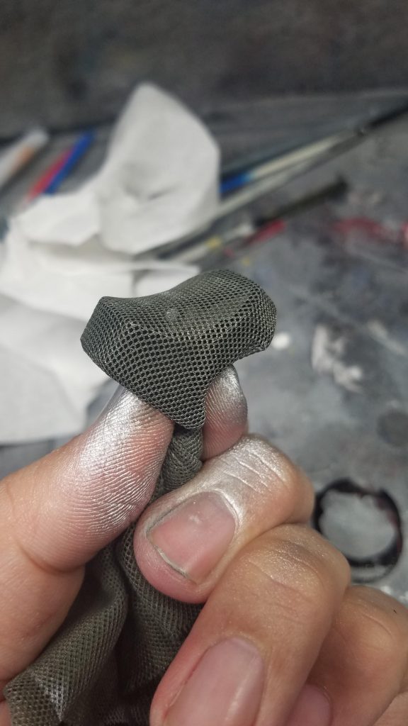 カーボン塗装時です。
大理石塗装同様に、下地をウイノーブラックで、網を被せて、さっとガンメタを吹いきました。その上からクリアです
カーボンぽくなりました